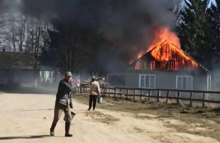 На Житомирщині разом із сухою травою спалили будівлю сільської ради