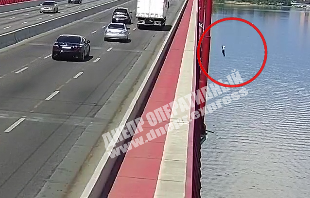 У Дніпрі молодий хлопець зістрибнув з Нового мосту: з’явилося відео моменту фатального стрибка