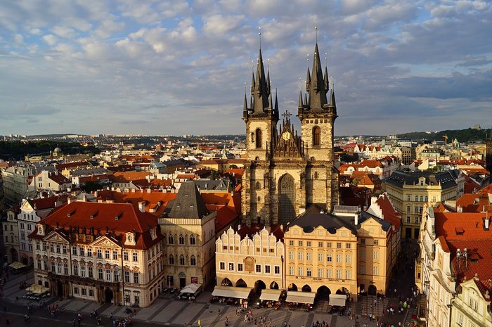 Чехія відкриває торгові центри і дозволяє масові заходи до 100 осіб