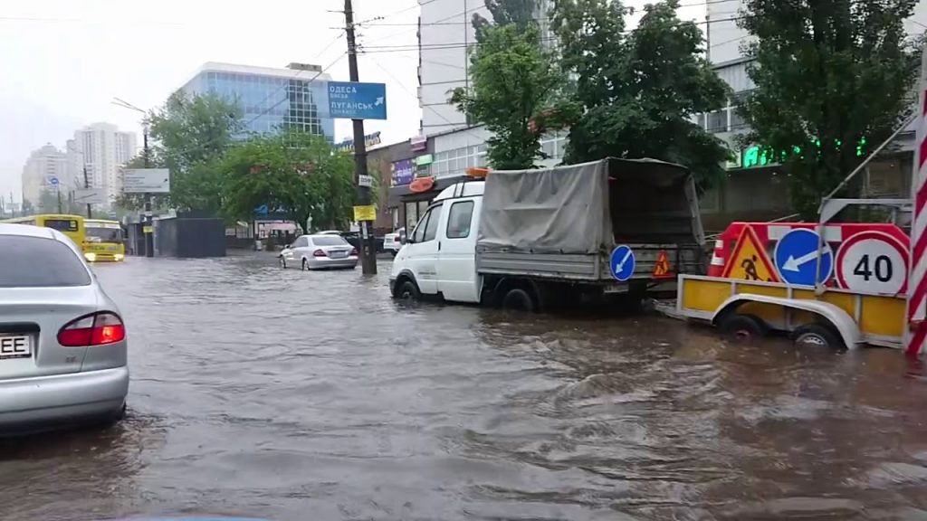 Нереальна картина: Київ просто поплив від зливи, затоплені метро, ​​а машини буквально пливуть. Відео