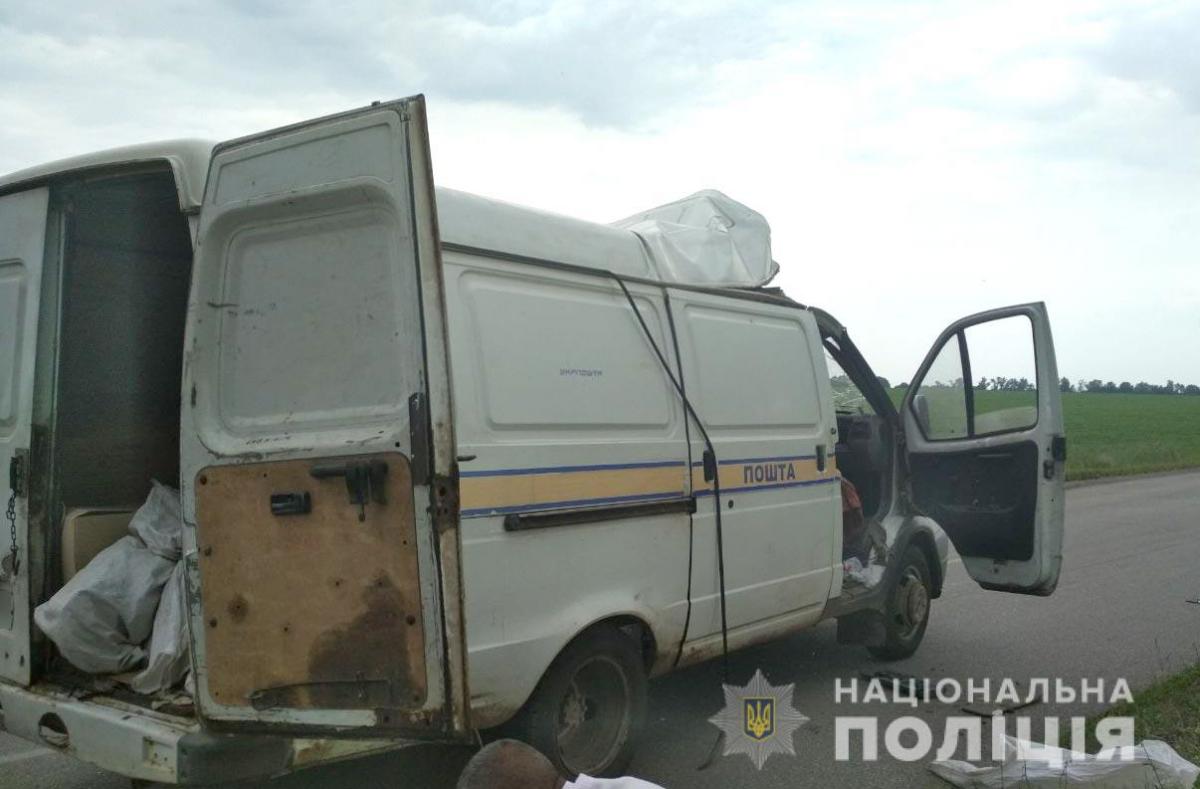 На Полтавщині невідомі підірвали авто “Укрпошти” та викрали 2,5 мільйона гривень (фото)