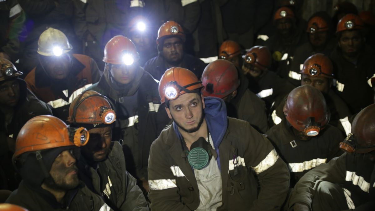 У соцмережах повідомляють, що ситуація в ОРЛО “дуже вибухонебезпечна”: шахтарі готуються до масових бунтів