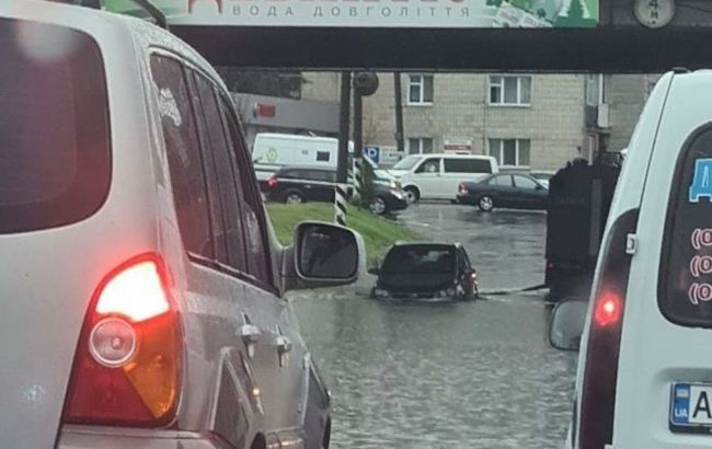Затопило все, авто “плавають” дорогами: Івано-Франківськ “накрила” жахлива негода
