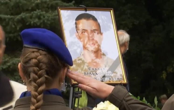 Море сліз та квітів: на Львівщині в останню путь провели 20-річного курсанта, який загинув внаслідок авіатрощі (фото, відео)