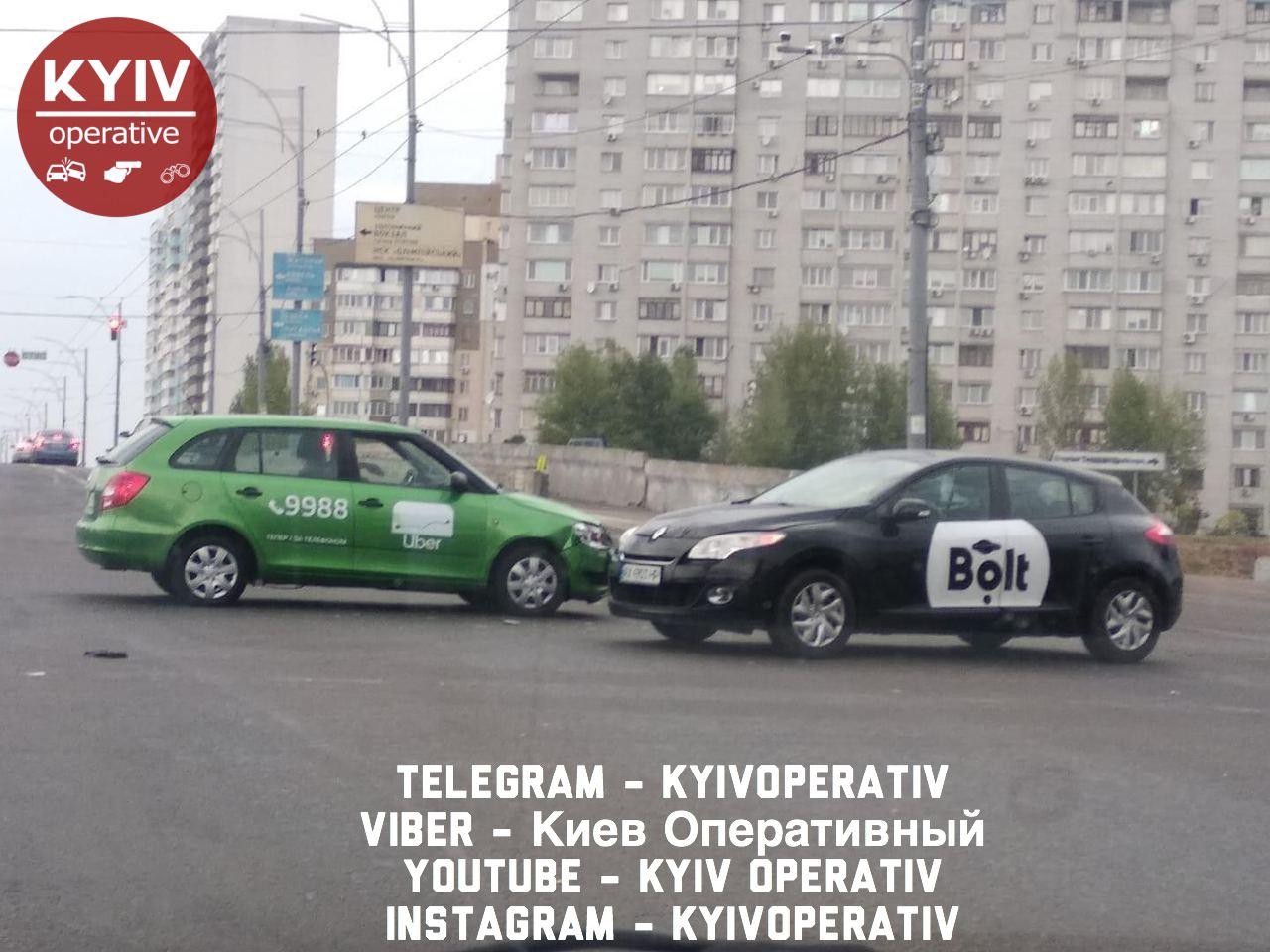 “Зустрілися дві самотності”: у Києві авто таксі потрапили в епічну ДТП, фото
