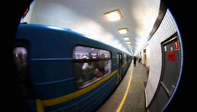 Багато людей, мертве тіло дістають: у Києві в метро сталась моторошна трагедія, деталі та відео