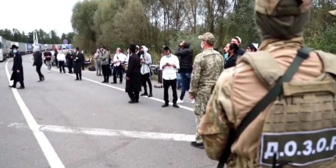 Перекрили дорогу: паломники-хасиди не залишають спроб потрапити до України через