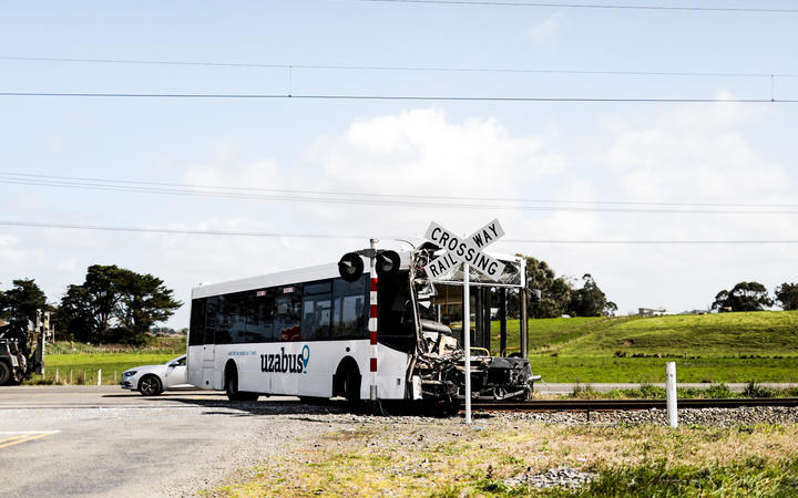 У Новій Зеландії шкільний автобус зіткнувся з поїздом: водій загинув, госпіталізовані діти (відео)
