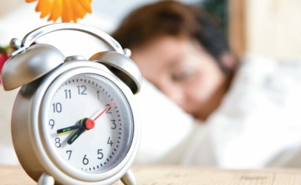 Спатимемо на годину довше: коли в Україні переводять годинники