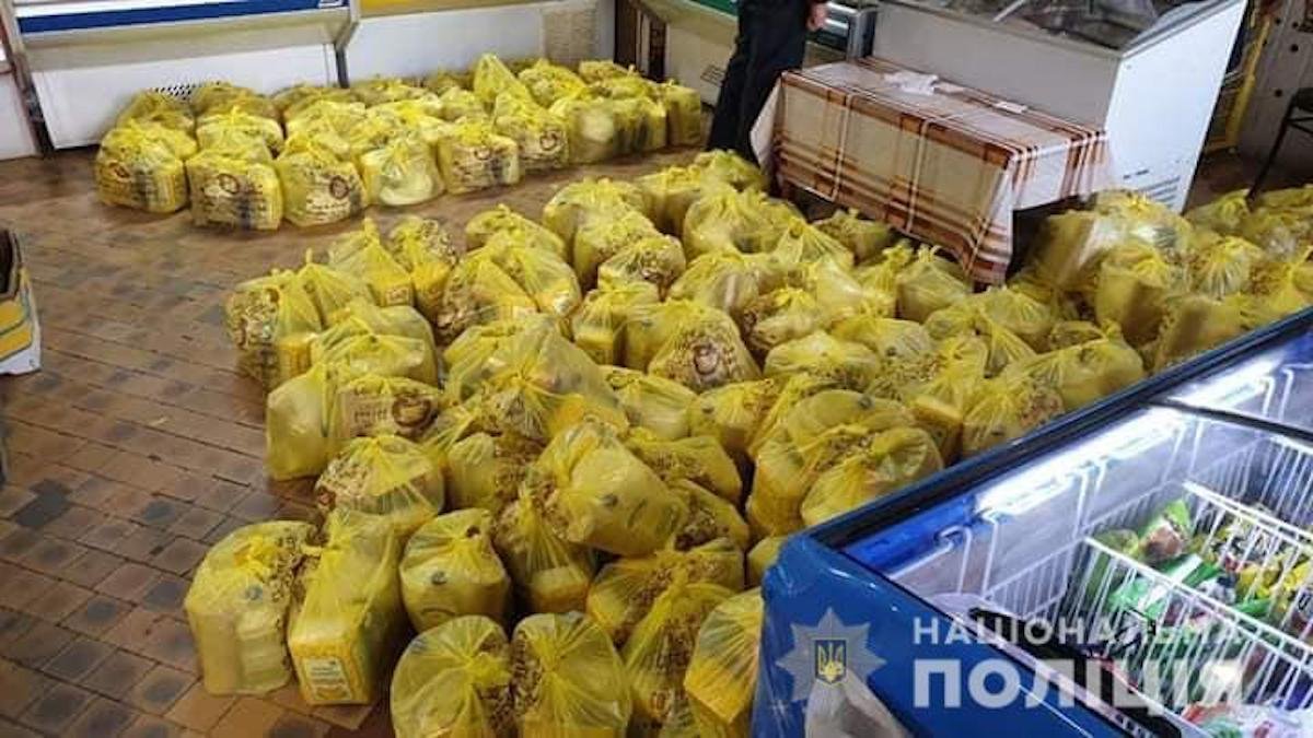 Знову “гречка”: на Луганщині знайшли повний магазин пакетів із продуктами та списки виборців