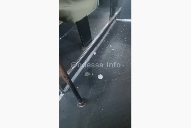 В Одесі хлопець розбив вікна у маршрутці, бо водій відмовив йому у проїзді через карантин. Відео