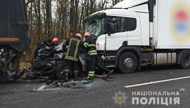 На Черкащині дві вантажівки затисли легковик: загинула жінка і дитина