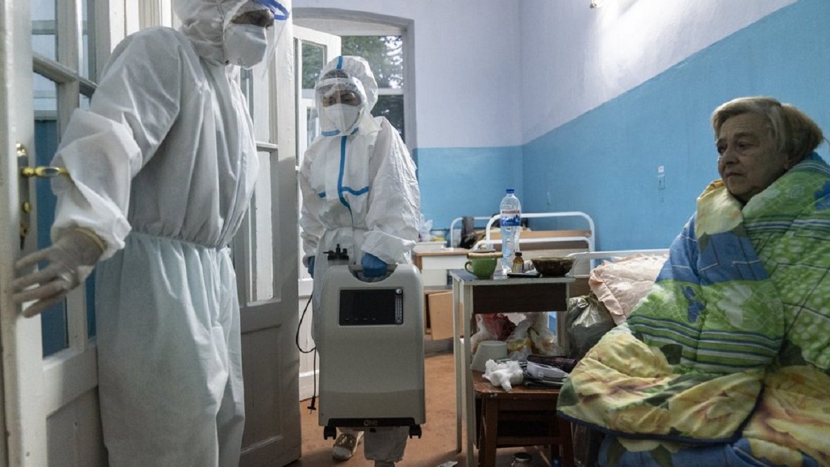 Доведеться обирати, кого лікувати, – Степанов заявив, що лікарні в Україні стрімко заповняться