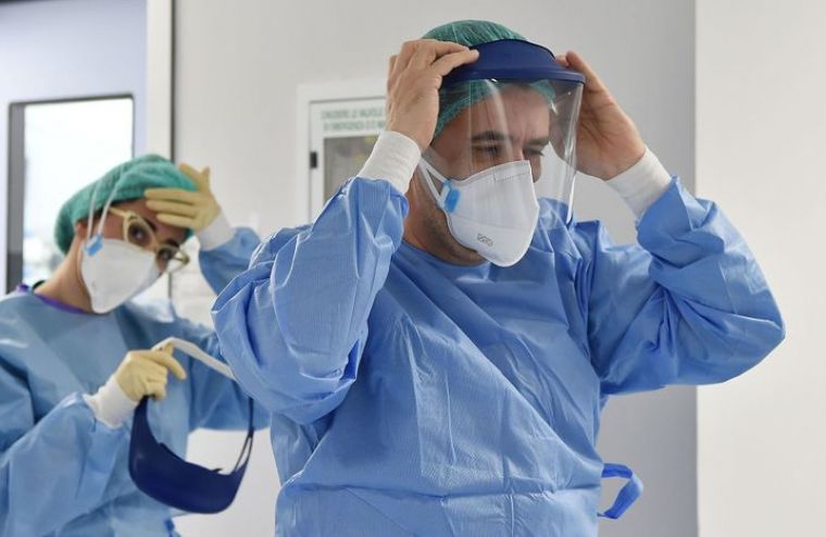 Хворих на коронавірус носять на руках: з’явилося сумне відео з українськими медиками