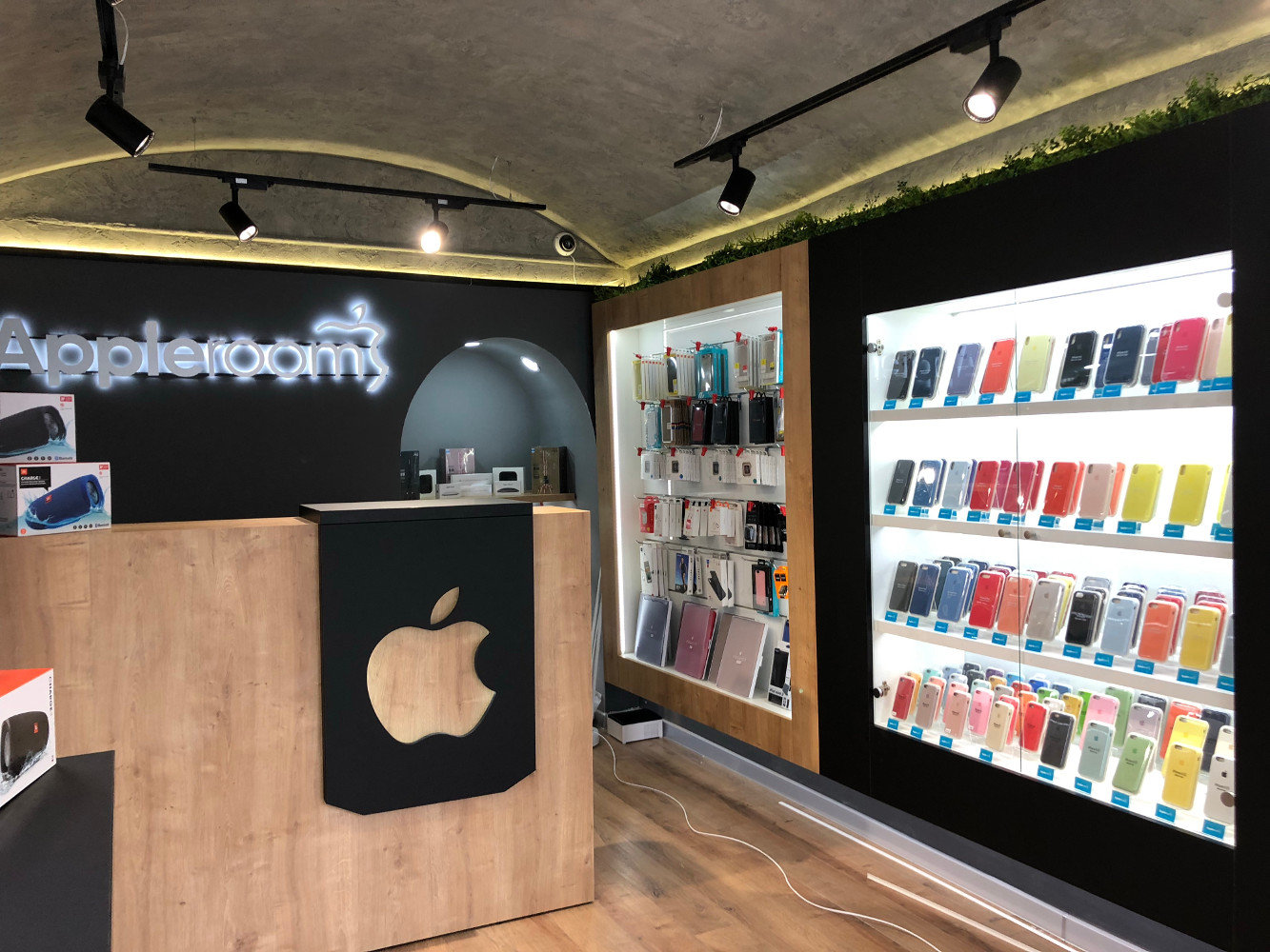 Apple почала закривати свої магазини по всьому світу: у чому причина