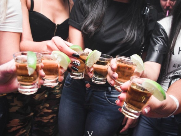 Дослідники назвали корисний для жінок алкоголь