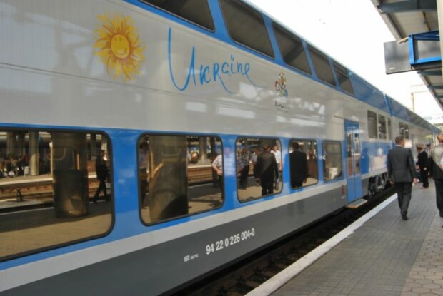 На пасажира Укрзалізниці напали у зачиненому купе потяга: “Не пощастило”