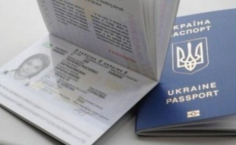 Деяким українцям можуть скасувати плату за оформлення паспортів за кордоном