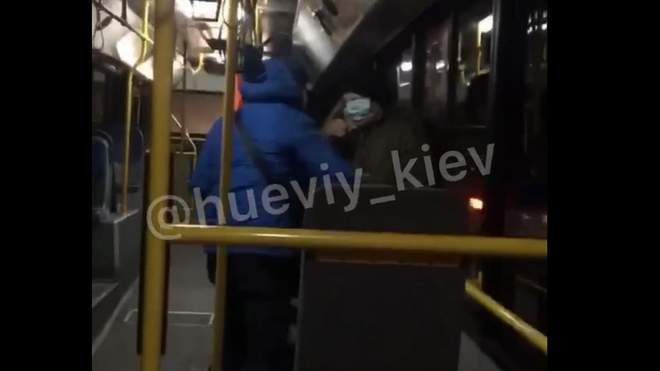 У Києві пасажира автобусу побили через маску на підборідді: відео