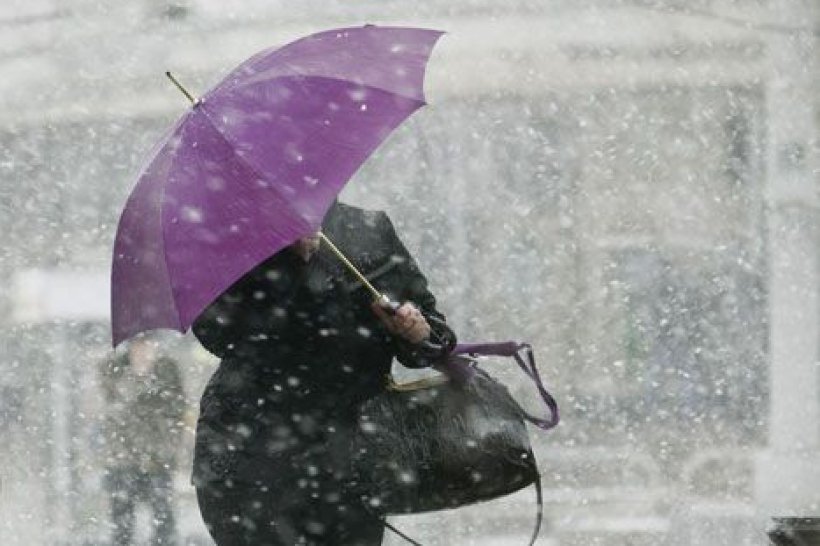Частину України “атакують” дощі, сніг і сильний вітер: де буде найгірше