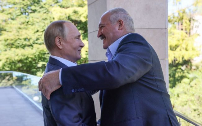 Жданов про візит Путіна до Мінська: “Буде ламати Лукашенка на відкриття другого фронту”