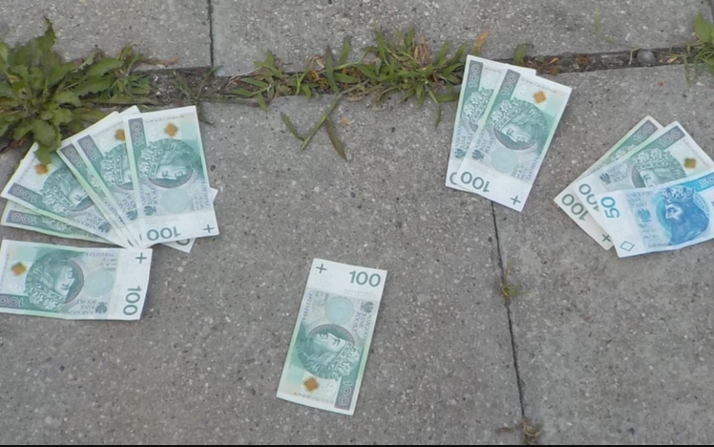 У Варшаві вулицями розкидали гроші: люди кинулись збирати купюри, але їм не пощастило