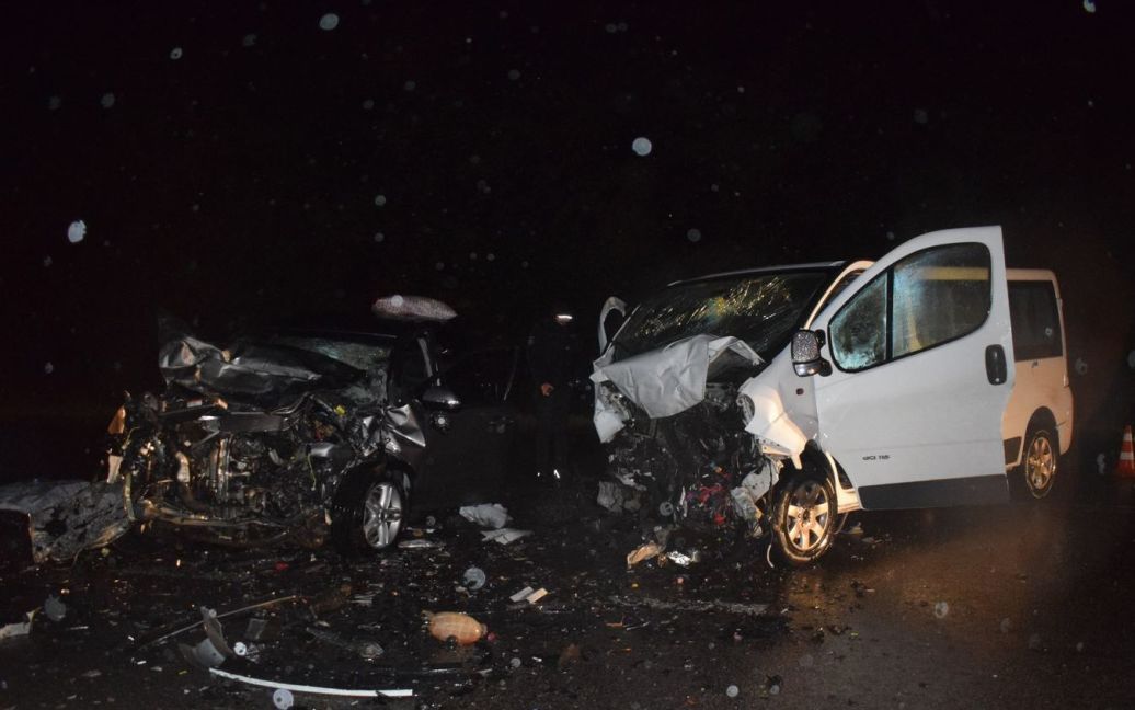 ДТП на Вінниччині: під час зіткнення автівок загинули матір і син (фото)