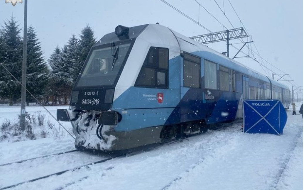 Розчищали доріжки від снігу: у Польщі двоє працівників залізниці потрапили під потяг