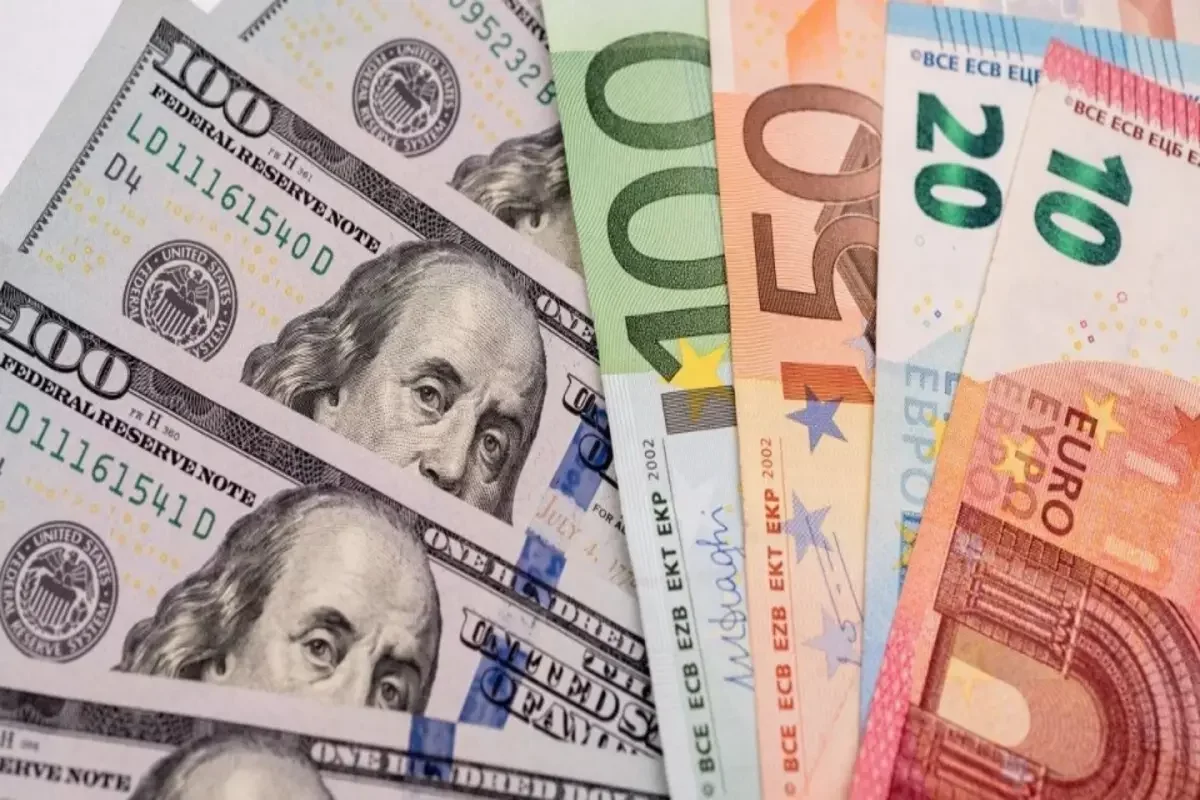 Долар з євро збожеволіли: банки та обмінки різко змінили курс валют