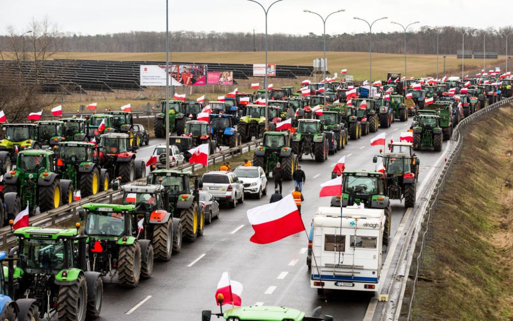 У Варшаві фермери влаштували масову акцію протесту перед офісом прем’єра: з собою у них антиукраїнська символіка